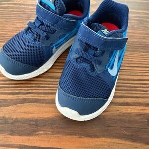 Nike Kids Navy and Light Blue Hook-and-Loop Sneakers